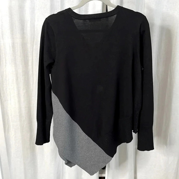 89TH + MADISON NWOT Asymmetric V-Neck Sweater, Size  M - Picture 4 of 9